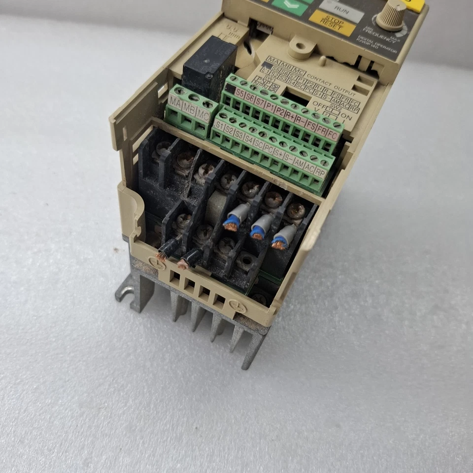 OMRON INVERTER 3G3MV-A2004 AC3PH 200-230V 50/60Hz 3.9A